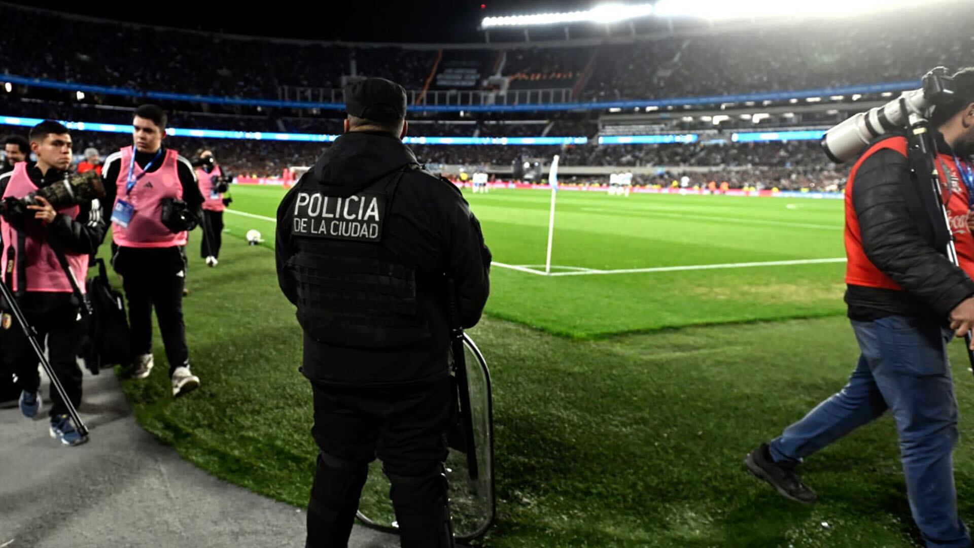 Entre las contravenciones figuran el ingreso sin entradas válidas, uso indebido del espacio público y tenencia de pirotecnia