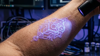 Tatuajes que se encienden y se apagan con luz LED: la innovación que podría cambiar el arte corporal
