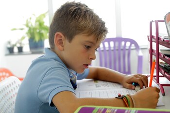 Un niño haciendo los deberes.