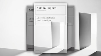 Portada blanca del libro La sociedad abierta y sus enemigos de Karl R. Popper sobre un fondo desenfocado.