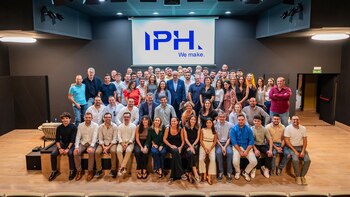 IPH mira al exterior tras