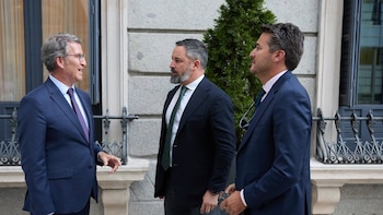 Feijóo ‘recluta’ a 9 consejeros autonómicos y Vox incluye a un poeta y a la exjefa de prensa de Ortega Smith como independientes al Senado: así quedan las listas definitivas para las elecciones generales