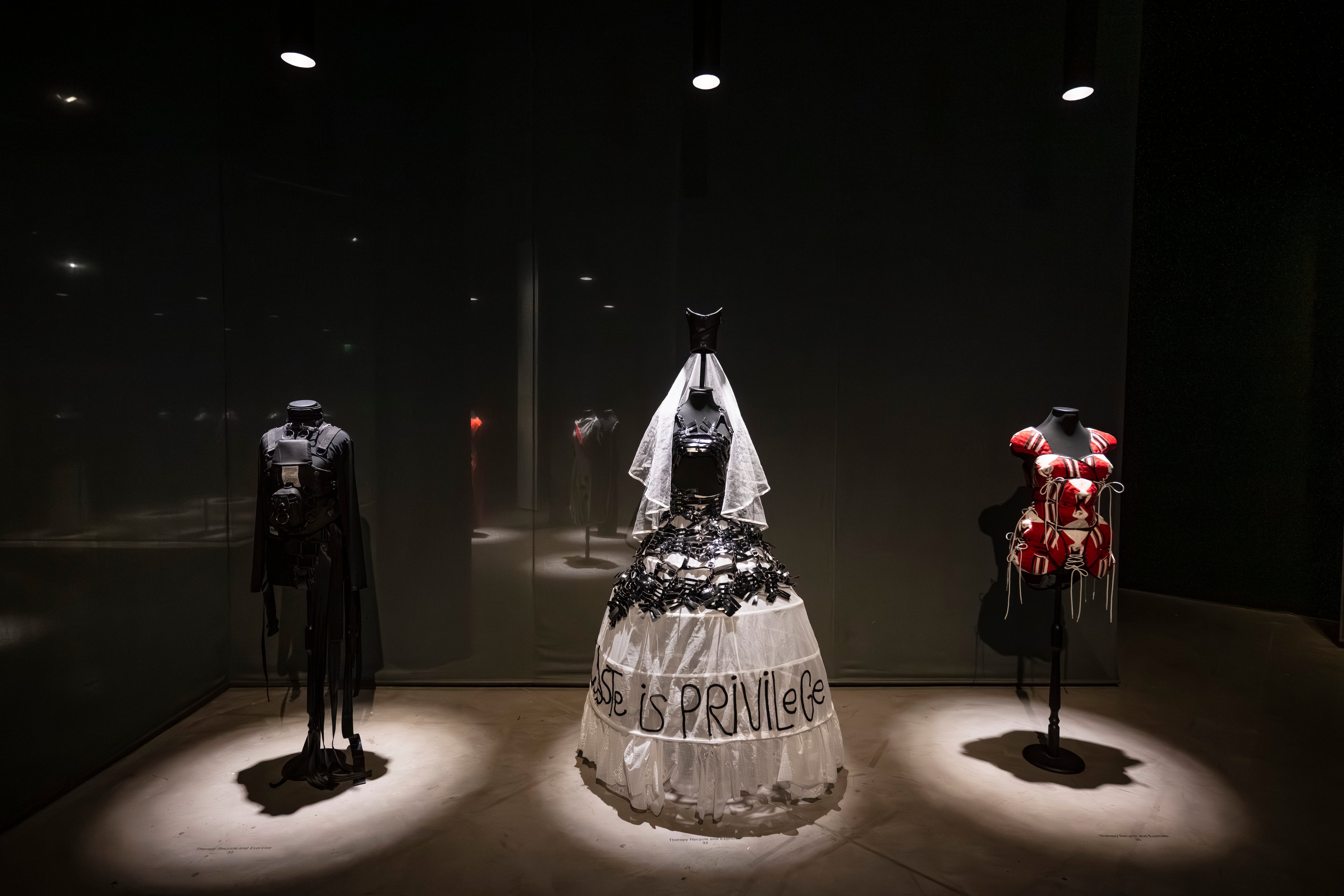 Therapy Recycle and Exorcise incorporó al Museo Moderno piezas de Waste Is Privilege, una colección hecha con zapatillas recuperadas, vestidos donados y textiles reutilizados