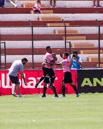 Christian Cueva en la celebración de uno de los goles de Sport Boys ante Cienciano.