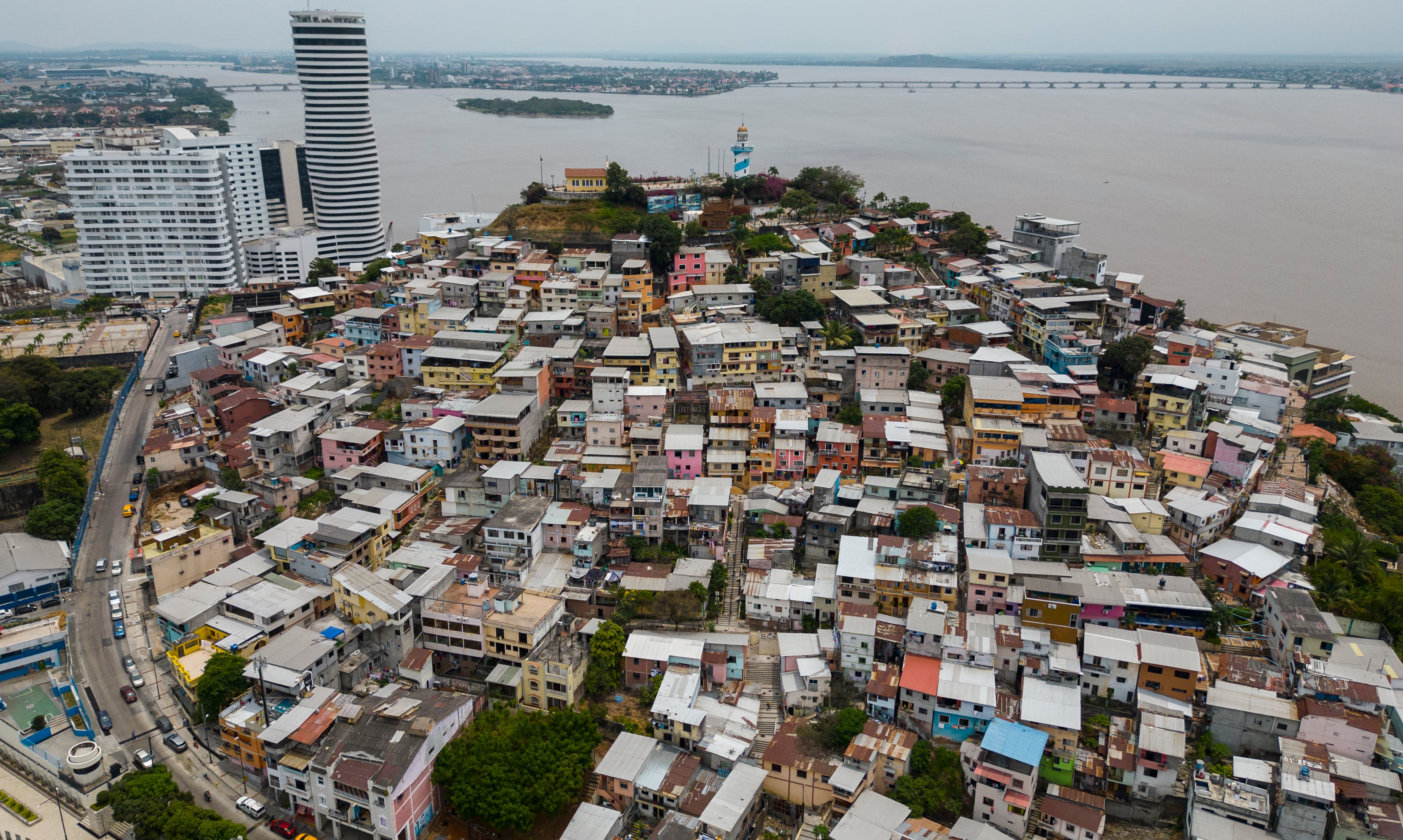 En la imagen, vista de las viviendas del vecindario de Santa Ana, en Guayaquil, Ecuador, el 1 de octubre de 2023, además del puente que conecta Guayaquil y Durán (arriba, derecha). (AP Foto/Rodrigo Abd)