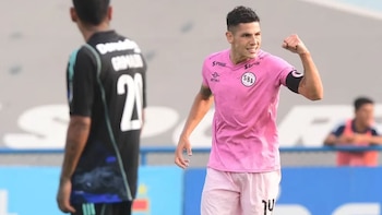 Óliver Benítez fue titular en