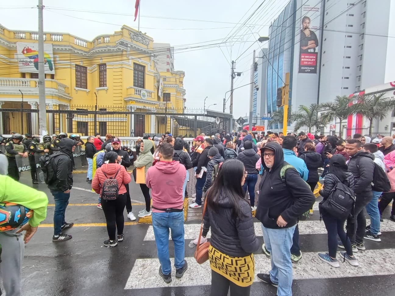 Ciudadanos venezolanos, a pesar de que no se atenderá en la embajada de Venezuela, tienen la esperanza de que los funcionarios puedan entregarles los documentos por los que pagaron hasta 800 dólares | Infobae Perú / Ricardo Mc Cubbin