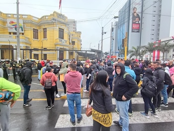 Ciudadanos venezolanos, a pesar de