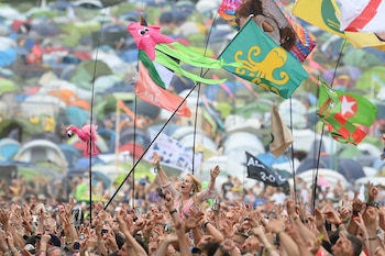 El Glastonbury Festival en Reino Unido reúne artistas consagrados y emergentes en una extensa zona rural, epicentro cultural y musical de Europa (REUTERS/Jaimi Joy)