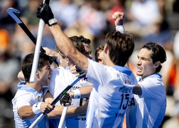 El argentino Nicolas Della Torre celebra el 2-0 durante el partido contra la India en Amstelveen, Países Bajos. EFE/EPA/KOEN VAN WEEL