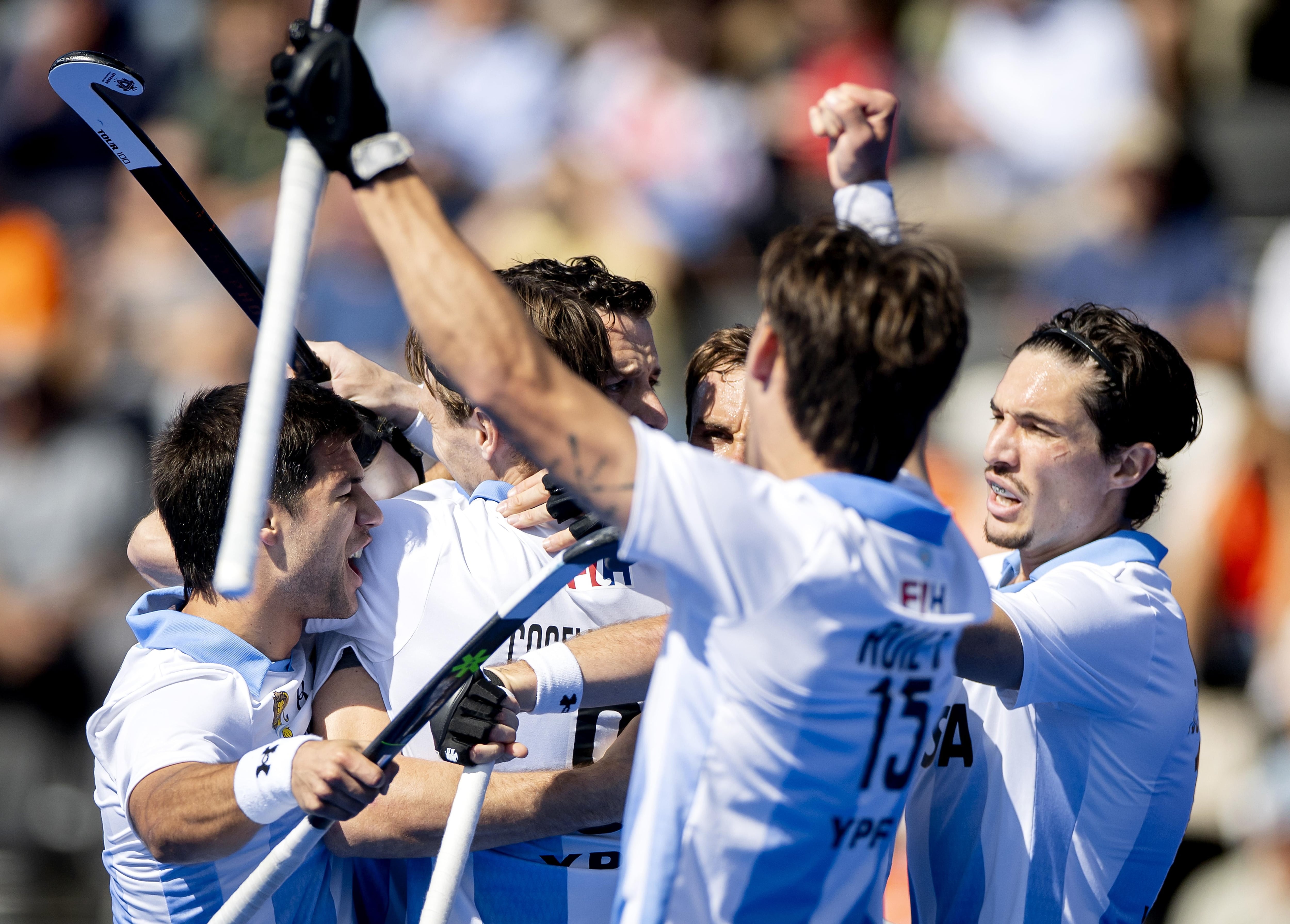 El argentino Nicolas Della Torre celebra el 2-0 durante el partido contra la India en Amstelveen, Países Bajos. EFE/EPA/KOEN VAN WEEL