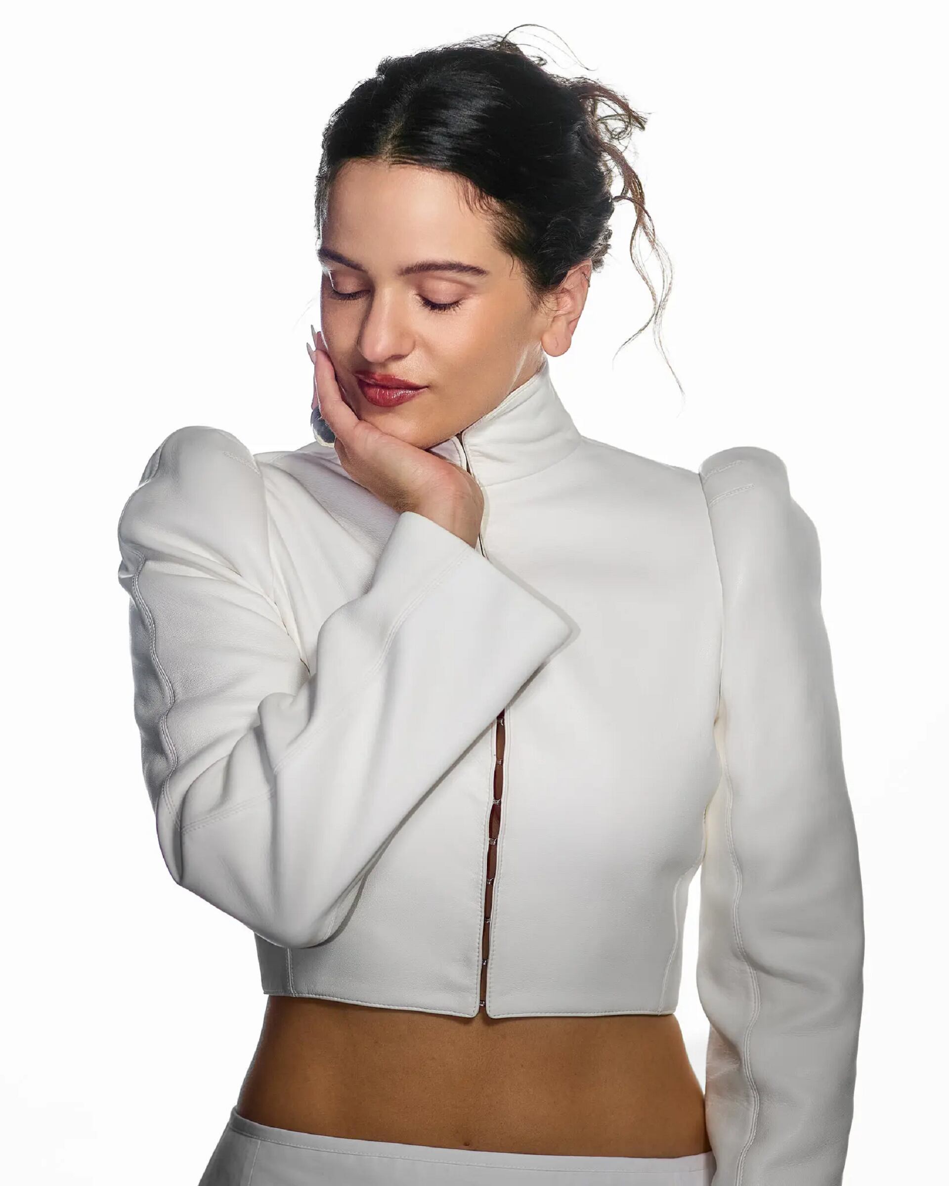 “Al comprender al otro, tal vez puedas comprenderte mejor a ti mismo y aprender a amar mejor”, dijo Rosalía (Crédito: Chris Maggio / The New York Times)