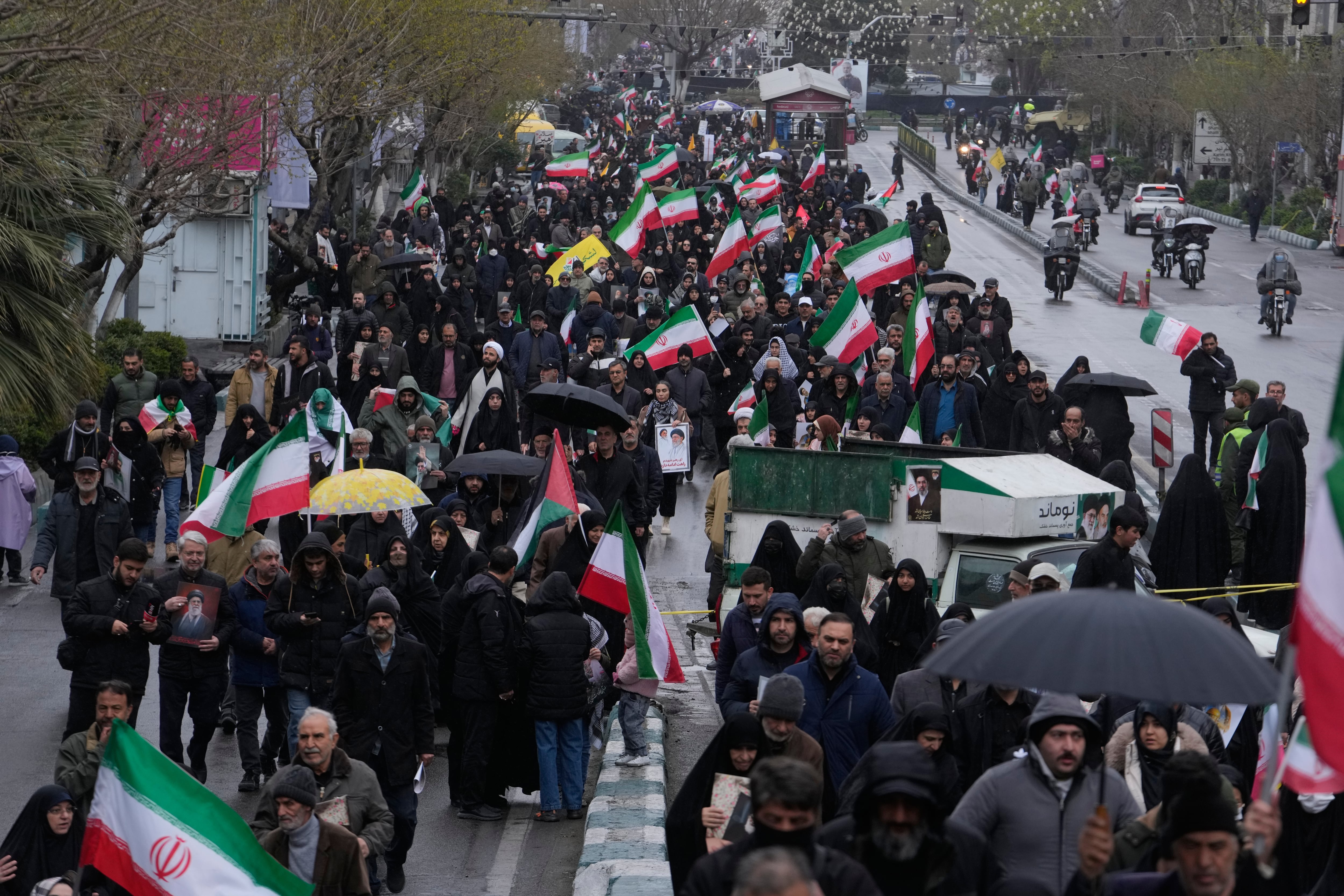 EN VIVO | Un muerto en el centro de Teherán por un estallido cerca de una marcha progubernamental en la que estaba el presidente iraní