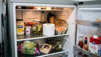 Para qué sirve colocar papel de baño sin usar en el refrigerador: el método casero de limpieza que pocos conocen