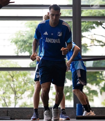 El jugador Rodrigo Contreras haciendo activación muscular en el hotel de concentración con Millonarios - crédito Millonarios