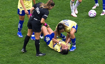 Karen Luna salió lesionada durante los minutos finales del partido entre América Femenil y Pachuca en la Jornada 11 del Apertura 2026 (Especial)