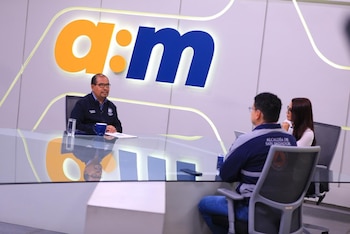 William Hernández, director de Protección Civil Municipal, durante la entrevista sobre el Plan Invernal 2026 en el programa AM, junto a representantes de la Alcaldía de San Salvador Centro (Foto cortesía @EntrevistaAm).