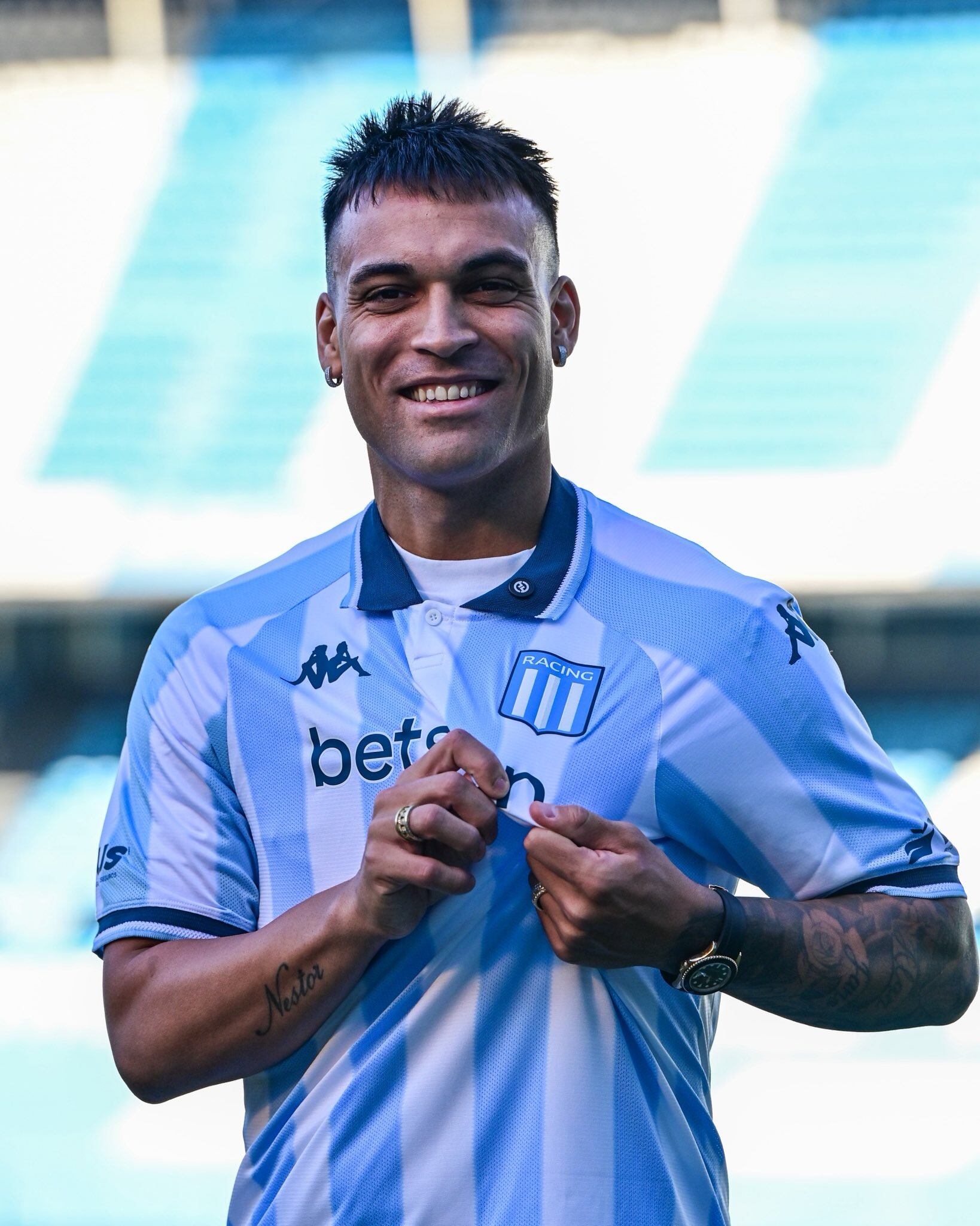 Lautaro Martínez en el Cilindro con la camiseta de Racing (@RacingClub)