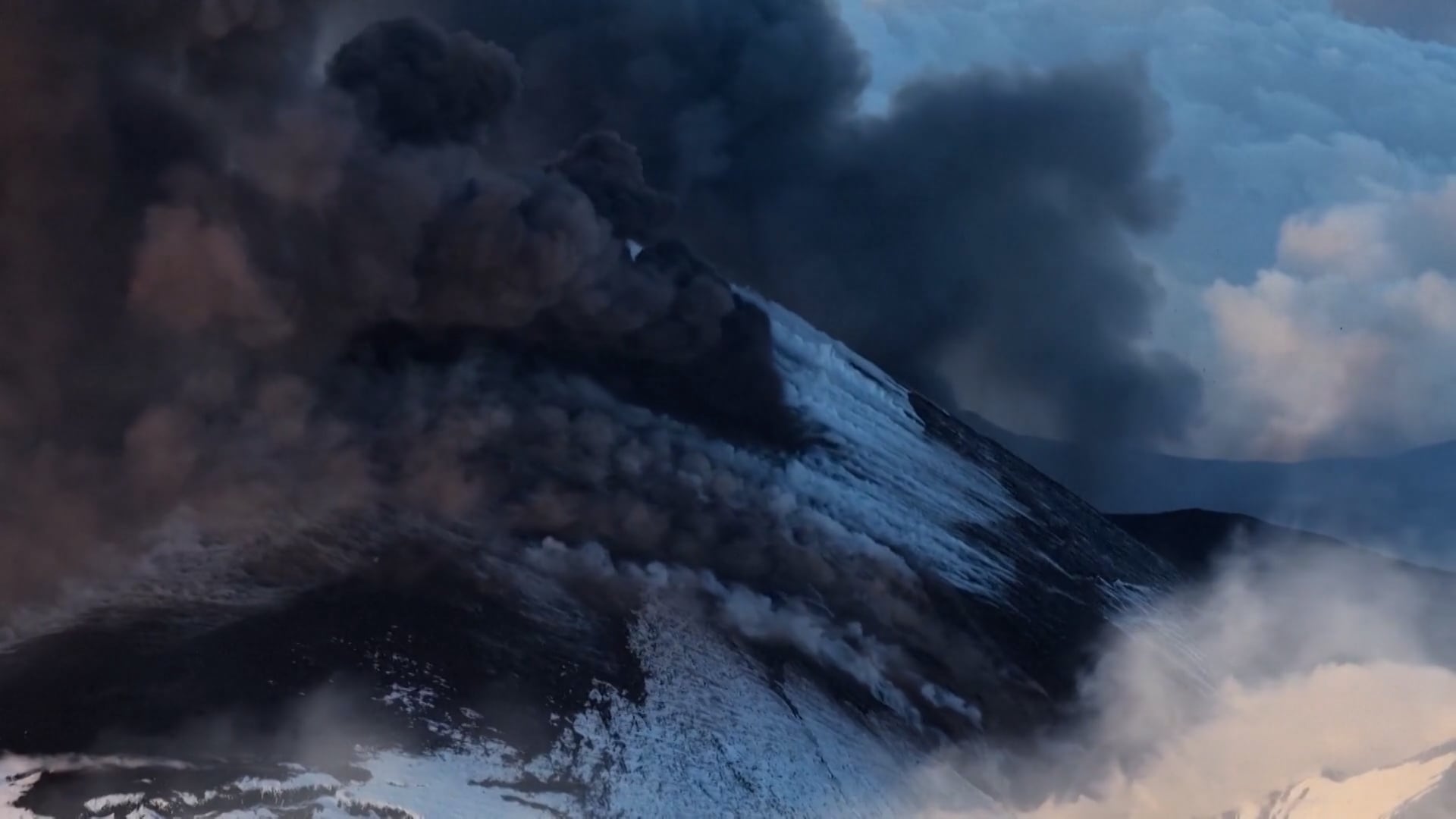Las imágenes virales muestran el contraste visual entre la nieve blanca acumulada en el Etna y el flujo rojo intenso de la lava volcánica (Captura de video)