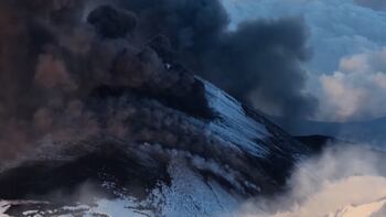 Contraste entre la nieve blanca del Etna y el flujo rojo intenso de lava durante la erupción del 28 de diciembre de 2025