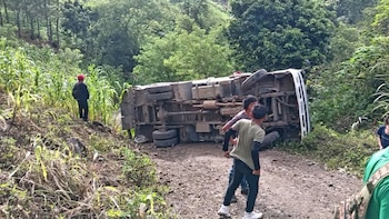 Guatemala: Un camión que trasladaba a niños y otros pasajeros hacia un desfile volcó en la ruta entre Sepajch y Lanquín, en Alta Verapaz