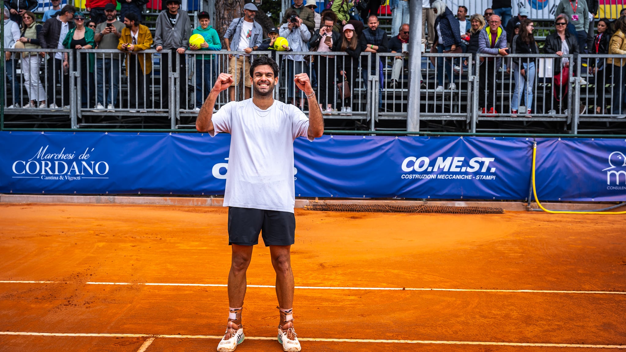 Facundo Díaz Acosta superó tres partidos en la clasificación y aseguró un lugar en el cuadro principal del Abierto francés