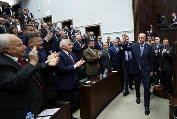 El presidente turco, Tayyip Erdogan, saluda a los diputados de su partido AK en el Parlamento, Ankara, Turquía. 25 octubre 2023. Murat Cetinmuhurdar/PPO/entrega vía Reuters