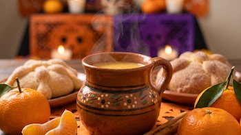 Cómo hacer atole de mandarina para Día de Muertos con pocos ingredientes