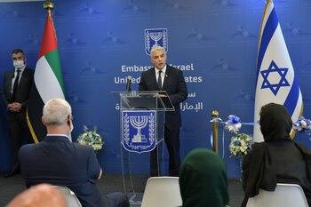 El ministro de Relaciones Exteriores de Israel, Yair Lapid, habla durante una ceremonia de inauguración de la embajada de Israel en Abu Dabi, Emiratos Árabes Unidos, el 29 de junio de 2021. Shlomi Amsalem / Oficina de Prensa del Gobierno (GPO) / a través de REUTERS
