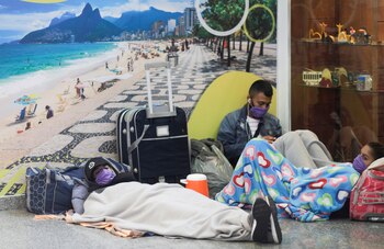 Pasajeros varados en el aeropuerto