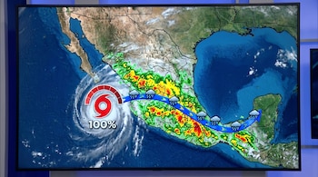 Mapa de México con áreas coloreadas de lluvias, una flecha azul con nubes y un gráfico de ciclón con el indicador del cien por ciento.