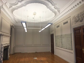 Un edificio de estilo clásico