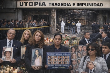 Personas con fotografías de víctimas y velas frente a un edificio incendiado. Letrero superior dice 'Utopía Tragedia e Impunidad'. Hay policía forense detrás.