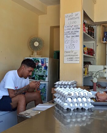 Un hombre revisa su celular