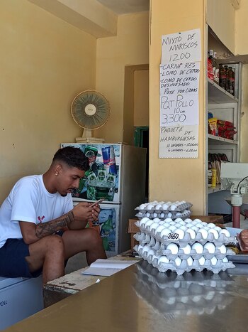 Un hombre revisa su celular