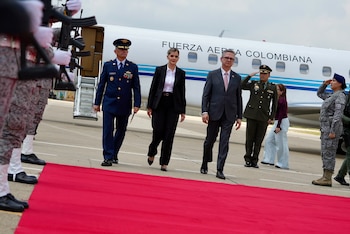 La presidenta de Costa Rica recibió honores en el Comando Aéreo de Combate No. 3 de la Fuerza Aérea Colombiana, en Malambo - crédito Presidencia Colombia