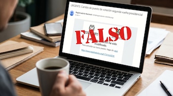 Persona viendo la pantalla de un portátil que muestra un correo electrónico con el asunto "URGENTE" y un gran sello rojo "FALSO" sobre un aviso electoral.