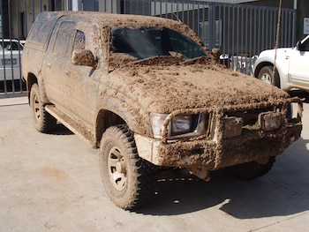 Después de una tormenta, de circular por caminos fangosos o atravesar una zona inundada, los coches suelen acabar cubiertos de barro (Wikimedia Commons)