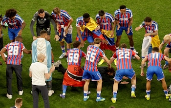 El pasillo de la victoria hecho por los jugadores del Crystal Palace tras el título de la Conference League ante Rayo Vallecano-crédito Friedemann Vogel/EFE/EPA