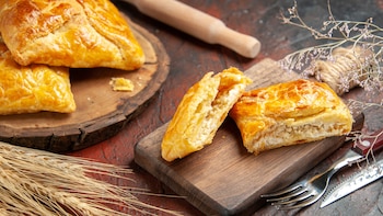 Receta fácil para preparar en casa una empanada de pollo y setas con salsa de nata, una delicia ideal para compartir