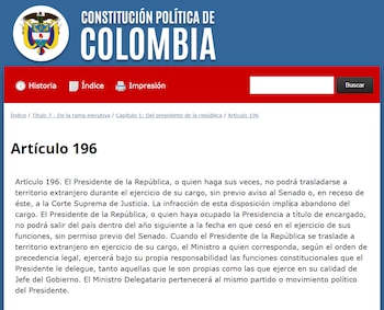 El artículo 196 de la Constitución Política de Colombia indica que, sin permiso del Senado, el Presidente o quien haya ocupado la Presidencia a título de encargado, no podrá salir del país dentro del año siguiente a la fecha en que cesó en el ejercicio de sus funciones - crédito Constitución Política de Colombia