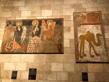 Vista de dos de los frescos de la ermita mozárabe de San Baudelio de Berlanga en Soria (España), exhibidos este lunes en la exposición "España 1000-1200: Arte en las fronteras de la fe" en el museo de "The Cloisters", un anexo del Metropolitan Museum de Nueva York. La imaginería medieval española, en sus versiones cristiana, musulmana y judía, es la protagonista de una particular exposición en la que el museo de "The Cloisters", en el extremo norte de Manhattan, muestra sus piezas más sobresalientes de lo que ha llamado "Arte en las fronteras de la fe". EFE/Javier Otazu