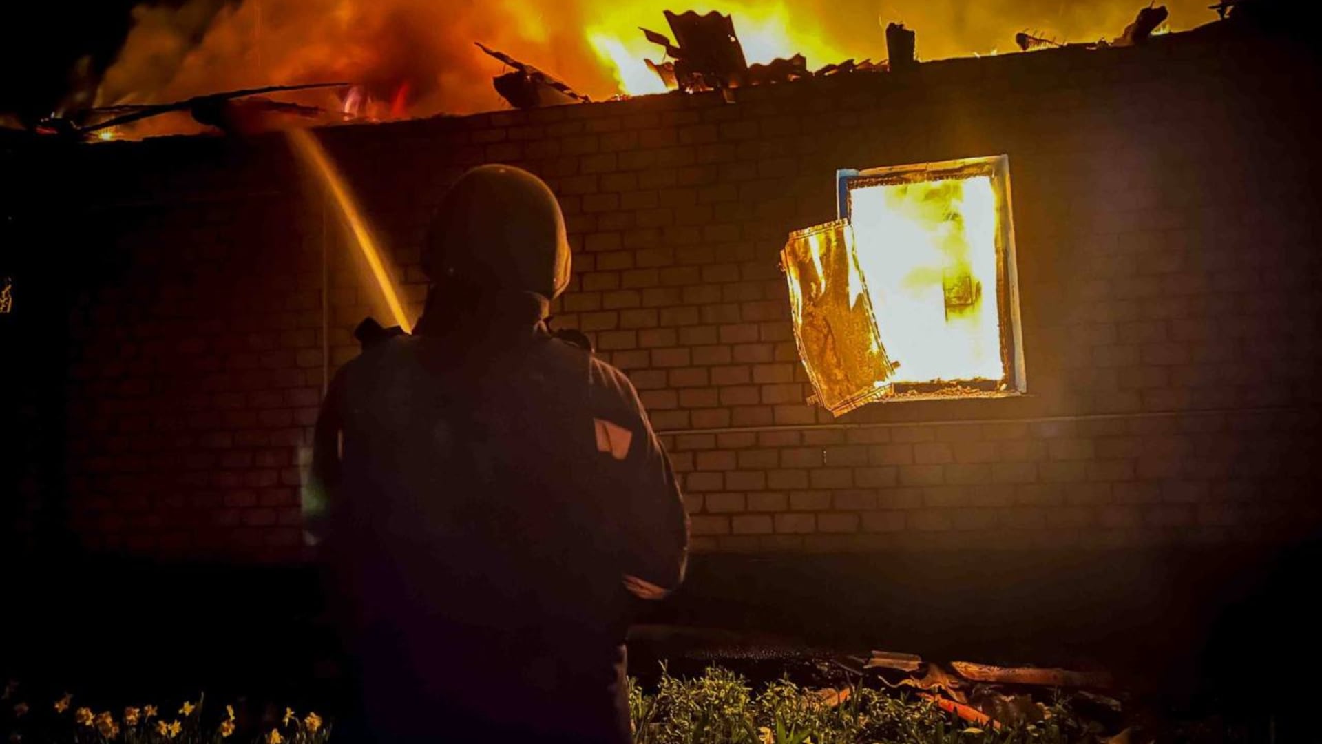 La noche del 9 de mayo, Rusia atacó la región de Sumy. Un incendio de grandes proporciones se desató en la comunidad de Berezivska, en una vivienda particular (Servicio de Emergencia de Ucrania)