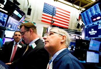 Varios trabajadores operan en la