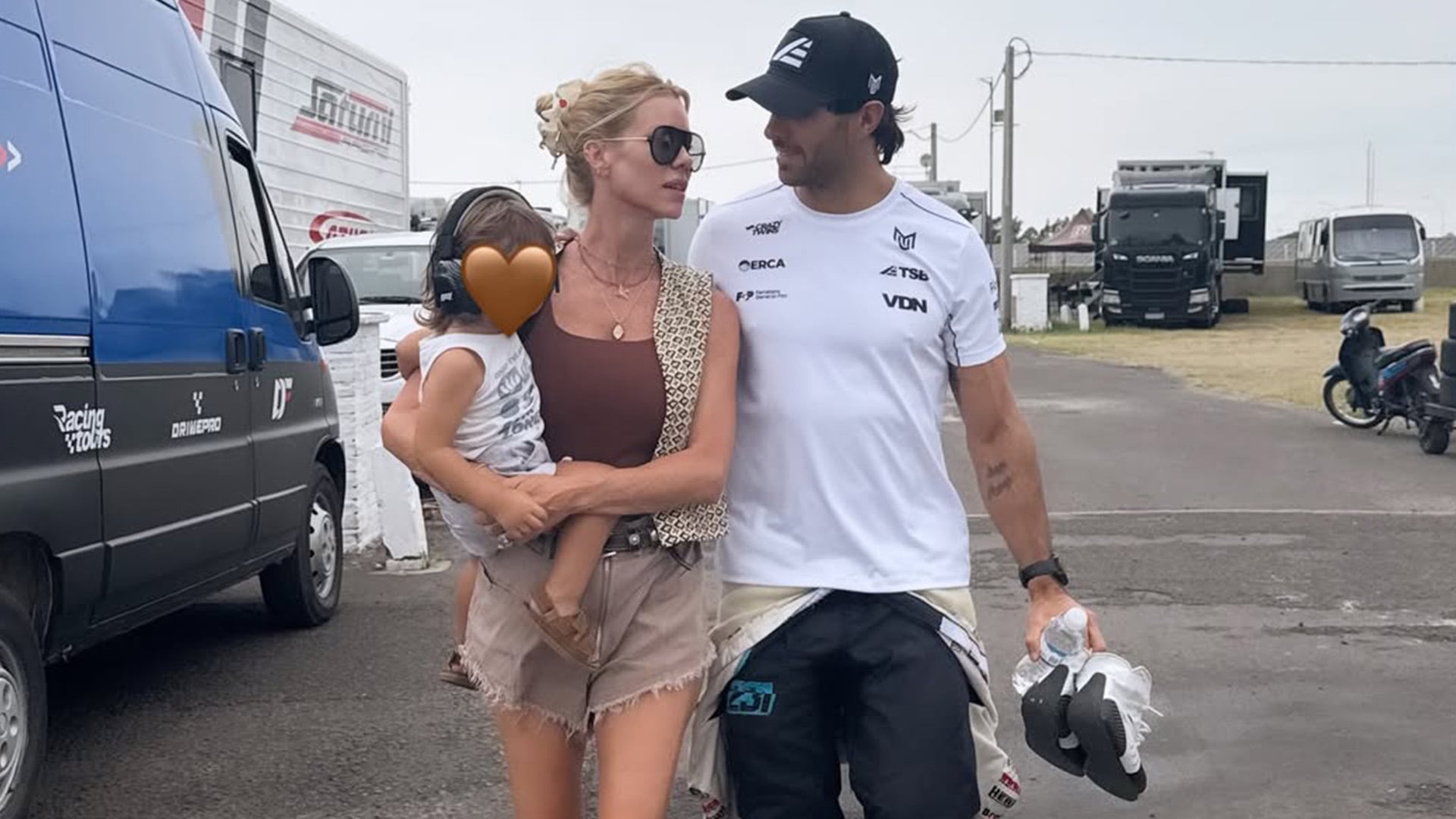 Una vez más, la modelo decidió demostrar el apoyo por su pareja y lo acompañó junto a su hijo en común, Cruz (Instagram)