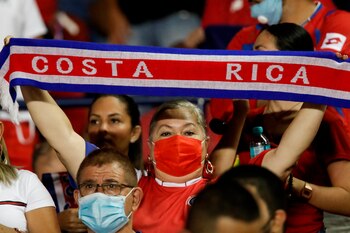 Aficionados de Costa Rica animan a su equipo, en una fotografía de archivo. EFE/Bienvenido Velasco
