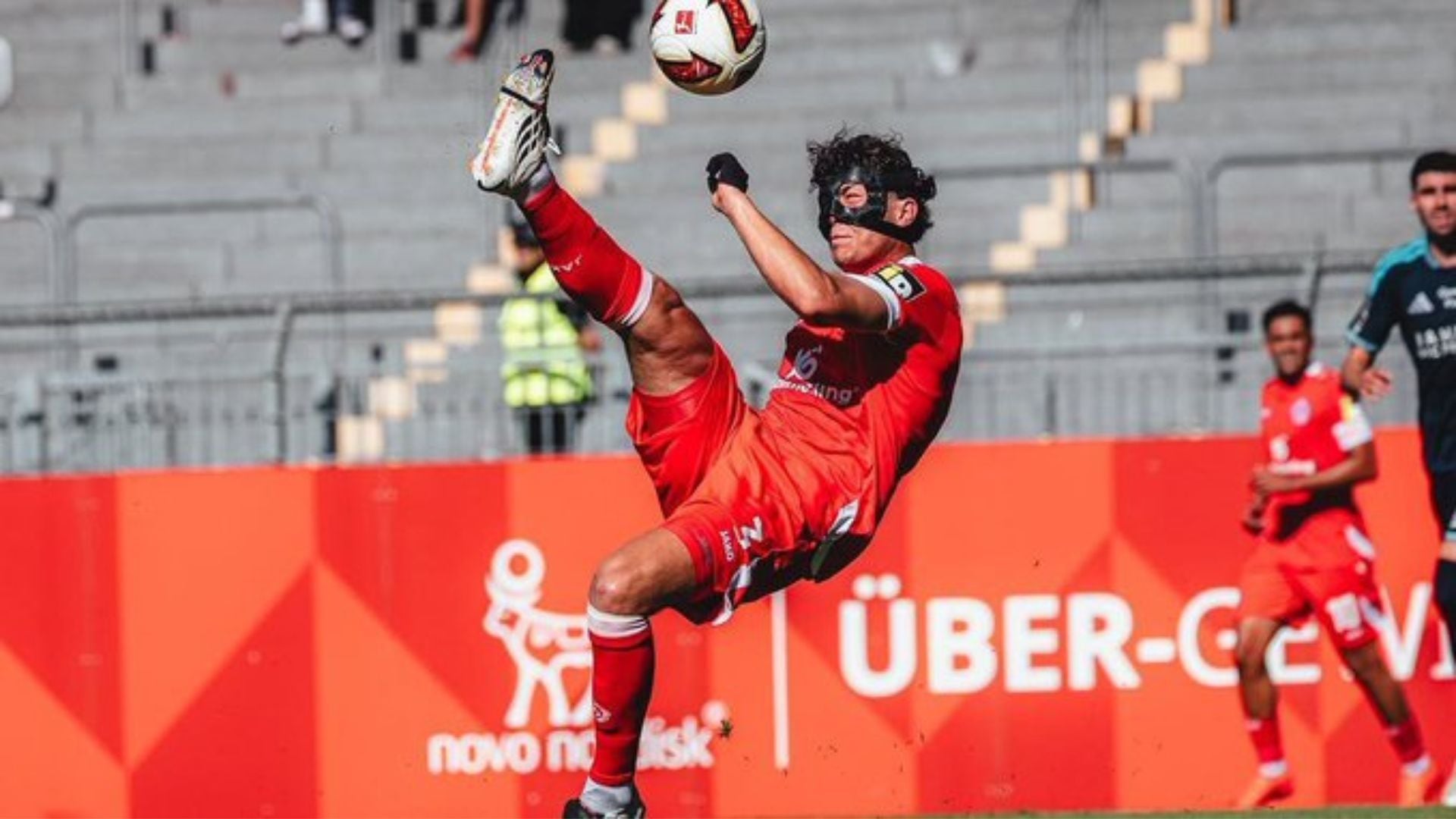 Fabio Gruber deslumbró en la pretemporada del Mainz 05 con un golazo de chalaca en goleada 4-0 sobre París FC