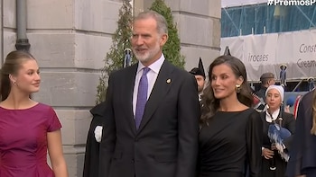 La reina Letizia sorprende con un vestido negro entallado de manga larga y unos pendientes protagonistas en la gala de los Premios Princesa de Asturias 2026