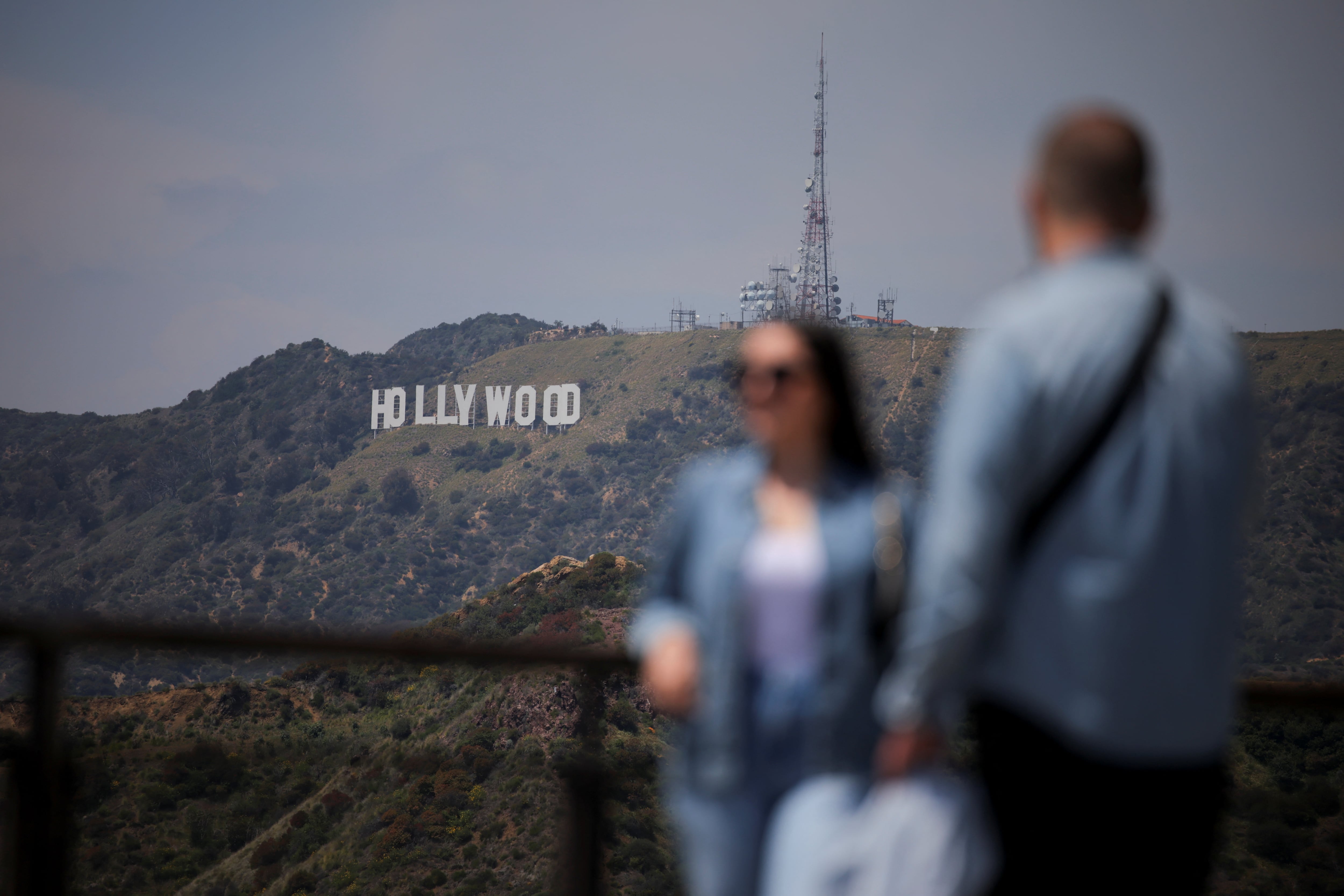 Residentes de Hollywood Hills denuncian invasiones a propiedades privadas, bloqueos de entradas y el uso de jardines como baños improvisados por parte de visitantes (REUTERS/Daniel Cole)