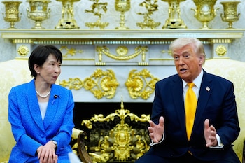 El presidente Donald Trump habla durante una reunión con la primera ministra japonesa, Sanae Takaichi, en el Despacho Oval de la Casa Blanca, el jueves 19 de marzo de 2026, en Washington. (Foto AP/Alex Brandon)